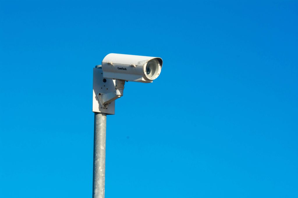 Patrol interwencyjny vs monitoring stacjonarny – co się bardziej opłaca i dla jakich obiektów